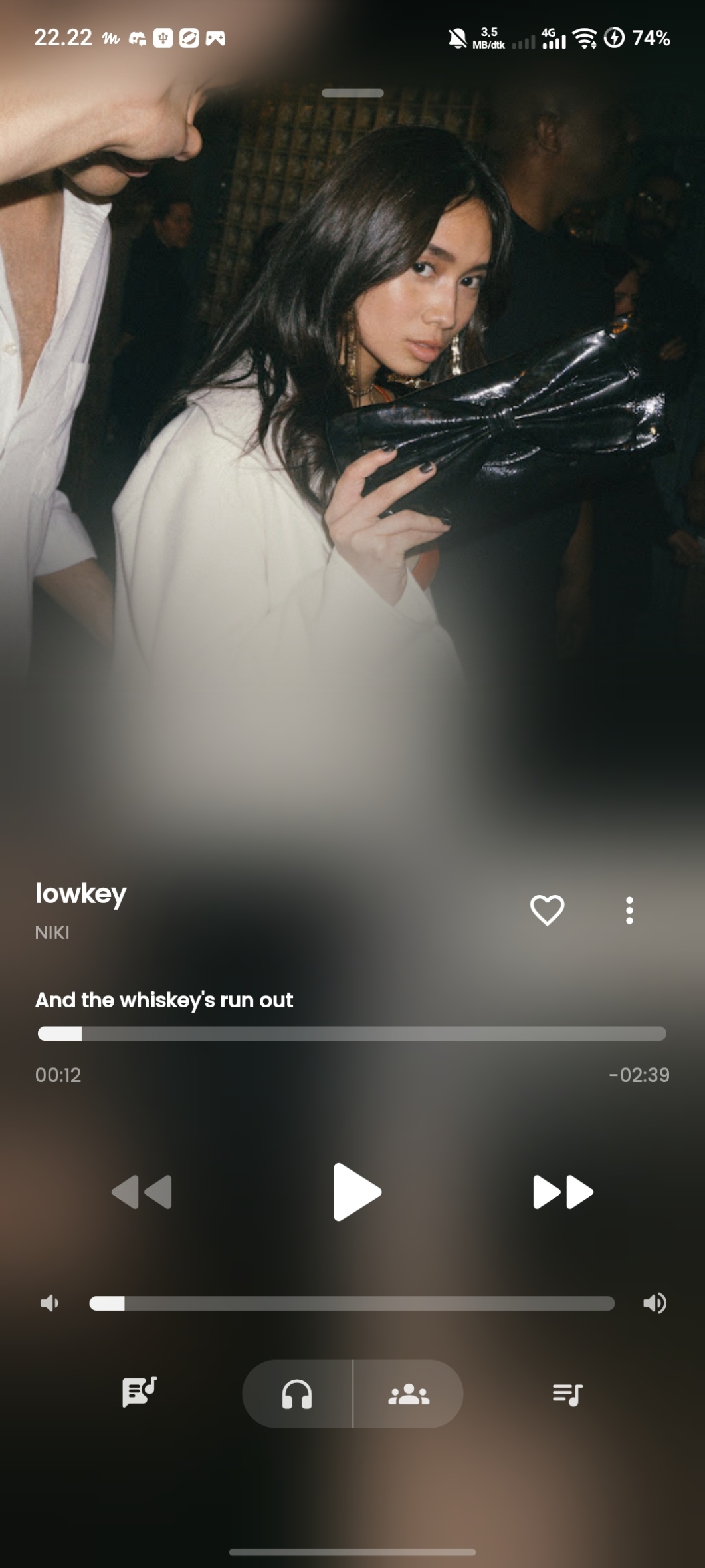 Pemutar Gratify dengan lagu lowkey oleh NIKI, sampul album dan kontrol musik